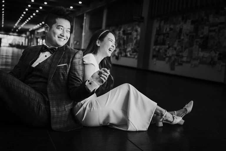 Black-and-white portrait of a wedding couple on a sofa